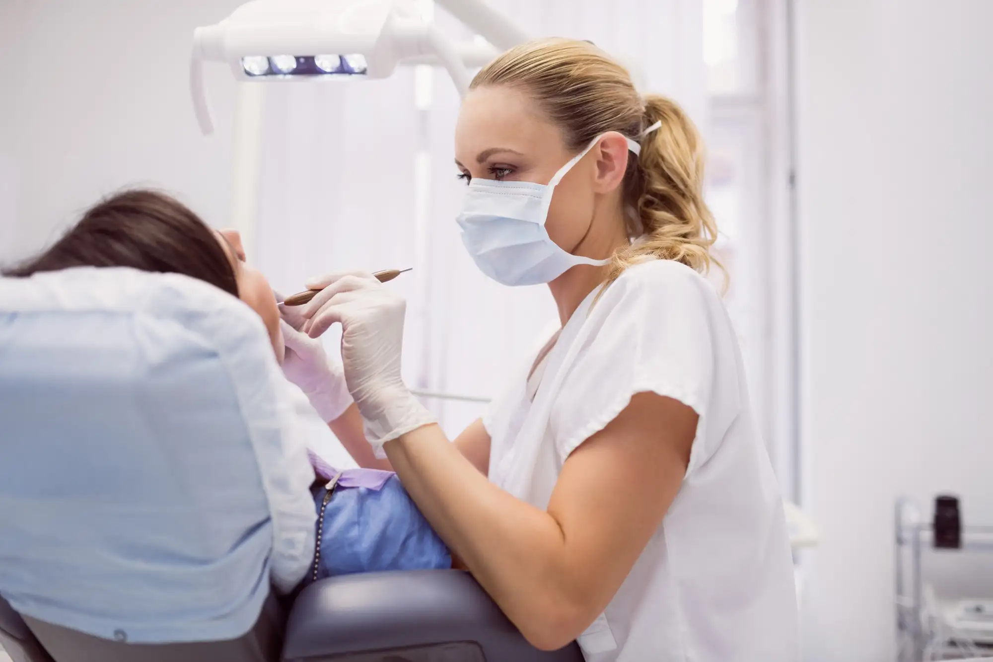 dentista atendiendo a un paciente